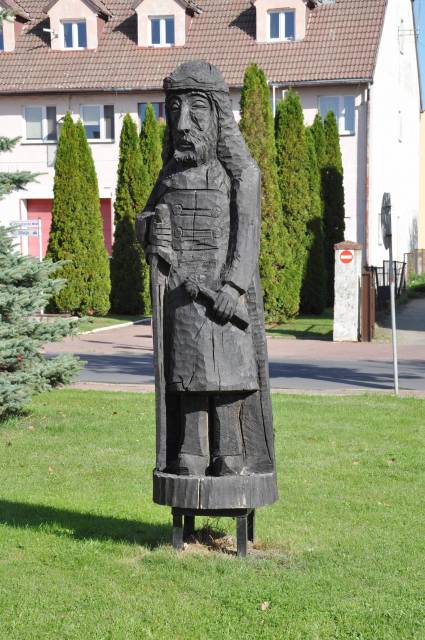 Rzeźby na rynku w Wolinie