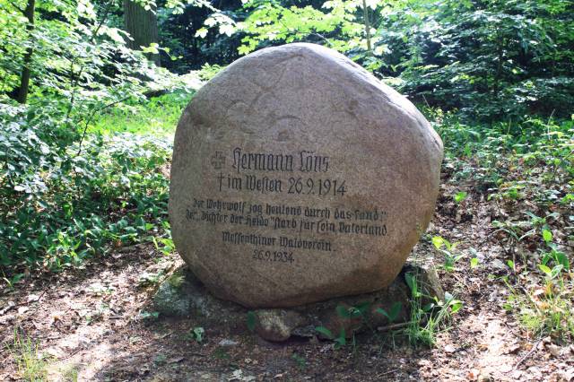 Głaz pamiątkowy ku czci poety Hermanna  Lönsa