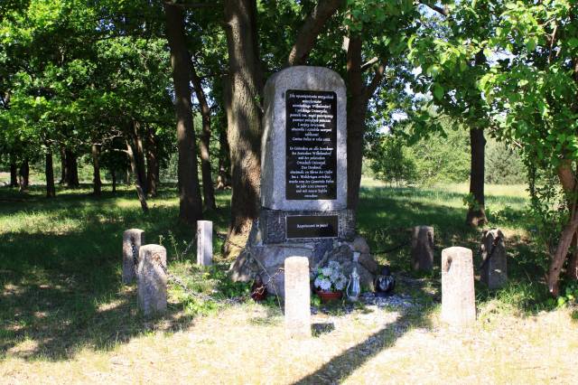 Pomnik ku czci niemieckich i polskich mieszkańców Uniemyśla