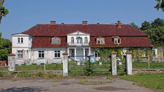 Dwór z XIX w. i park dworski