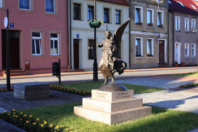 Rzeźba kobiety ze skrzydłami