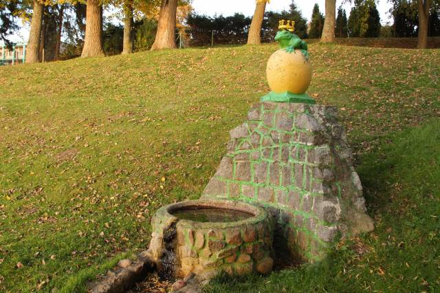Studnia artezyjska z żabą w koronie (Artesische Quelle mit dem gekrönten Frosch) 
