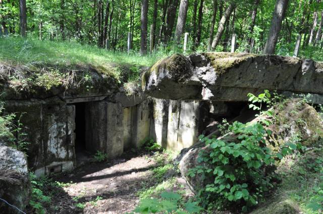 Jednosektorowy schron bojowy z grupą wypadową