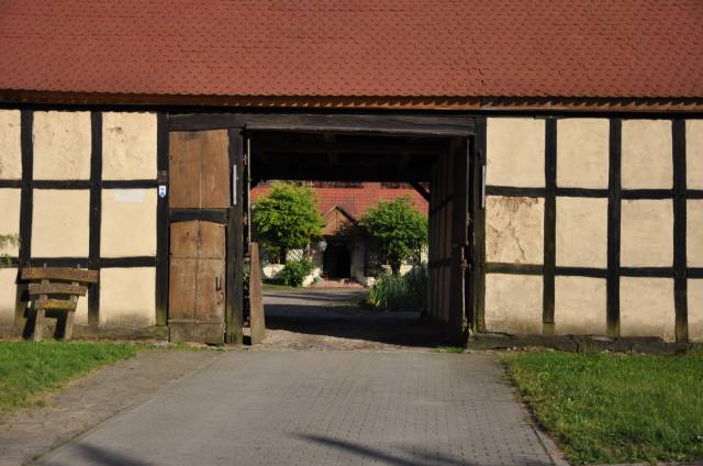 Zagroda z budynkiem bramnym
