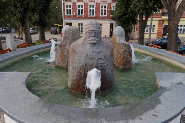 Skwer z kaskadową fontanną w Cedyni