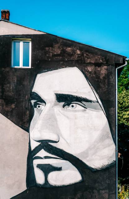 Czesław Niemen - mural w Białogardzie, zaprojektowany i wykonany przez Samuela Królaka, 2010.